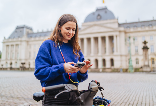 Personne déverrouillant un vélo Dott avec son téléphone
