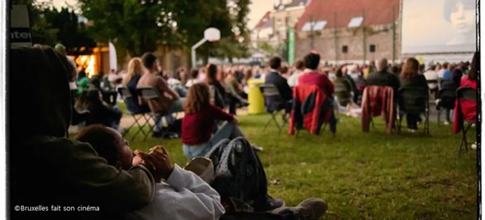People watching an open-air film, sitting on chairs or settled on the grass – copyright: Bruxelles fait son cinéma